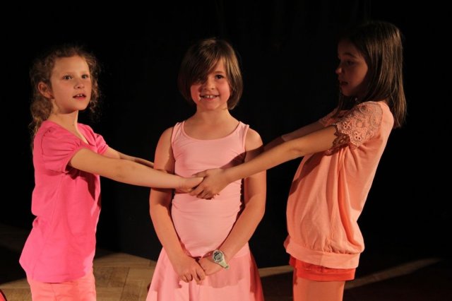STACJA KULTURA - podsumowanie sezonu kulturalnego 2013/2014,  26 czerwca 2014 r.,  wystąpili: Małe Formy Teatralne, Klub Piosenki i Poezji, Dziecięcy Zespół Teatralny DO GÓRY, Mała Wielkopolska, Zespół Tańca AKCENT i MINIAKCENT.